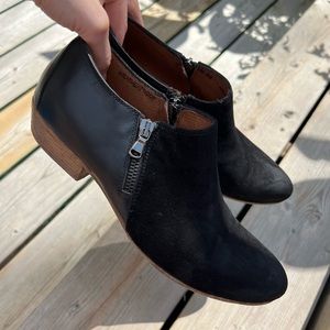 RON WHITE two tone black suede leather short booties, basic boot size 38.5
